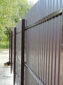 Забор из профнастила на винтовых сваях - фото выполненных работ